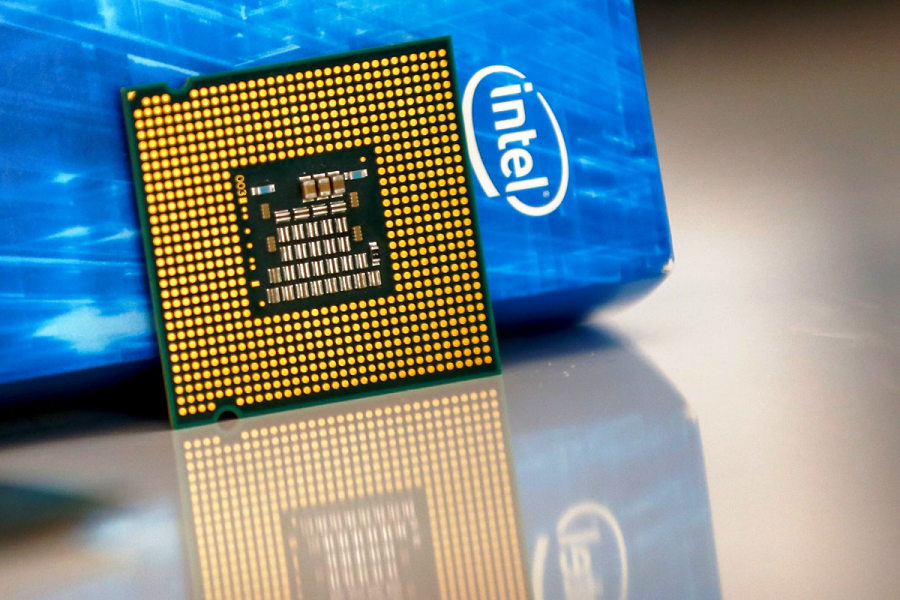 Производитель чипов Intel терпит крах, поскольку конкуренция в области искусственного интеллекта ухудшает прогнозы