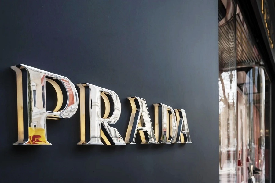 Prada приближается к заключению сделки с Versace на сумму до 1,5 миллиардов евро