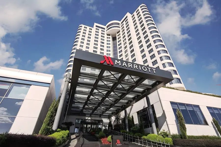 Marriott повысила прогноз роста годового дохода от продажи номеров на фоне высокого спроса на путешествия