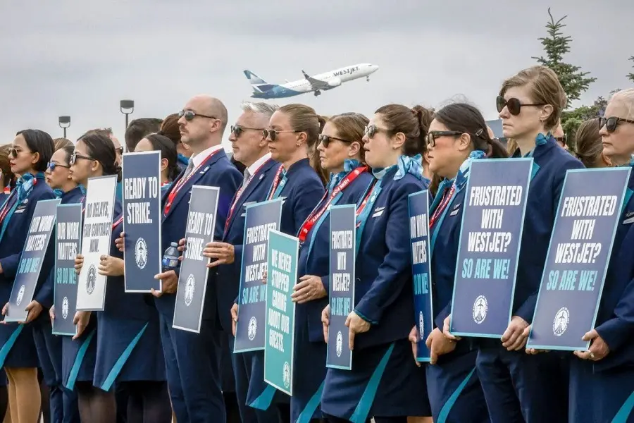 Бортпроводники WestJet объявляют забастовку после провала переговоров об отмене рейсов