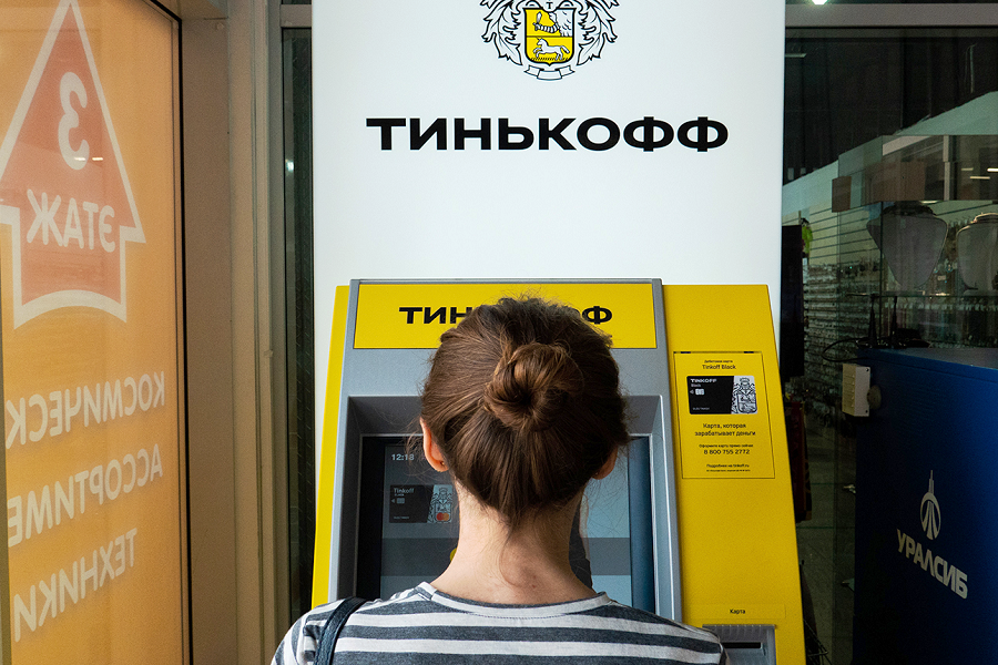 Банк Тинькофф забирает розничных клиентов Росбанка
