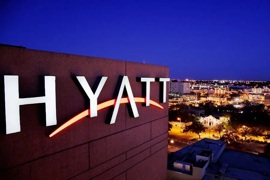 Акции Hyatt упали после снижения годового прогноза номерного фонда