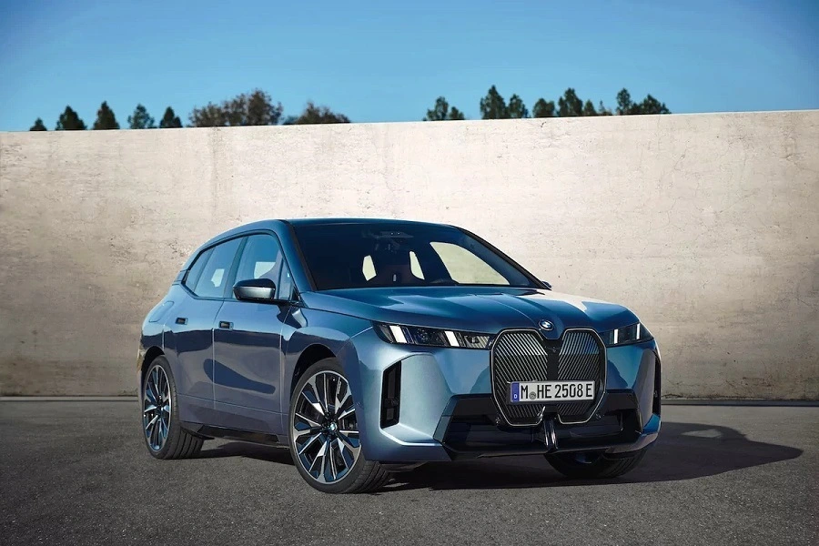 BMW наносит ответный удар Tesla, выпуская электромобили с большим запасом хода