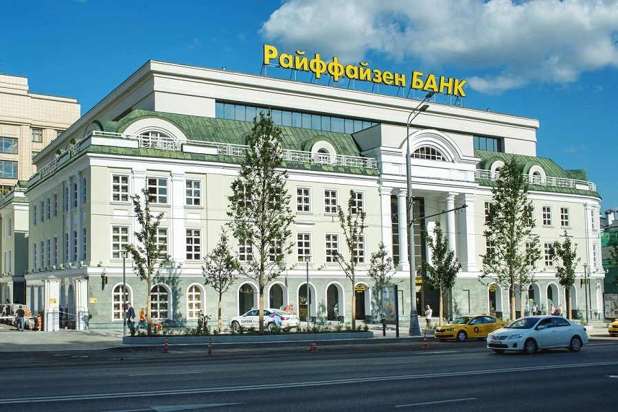 Райффайзен откладывает уход из России