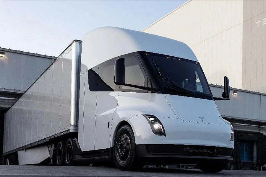 Tesla начала поставки электрических грузовиков Semi клиентам