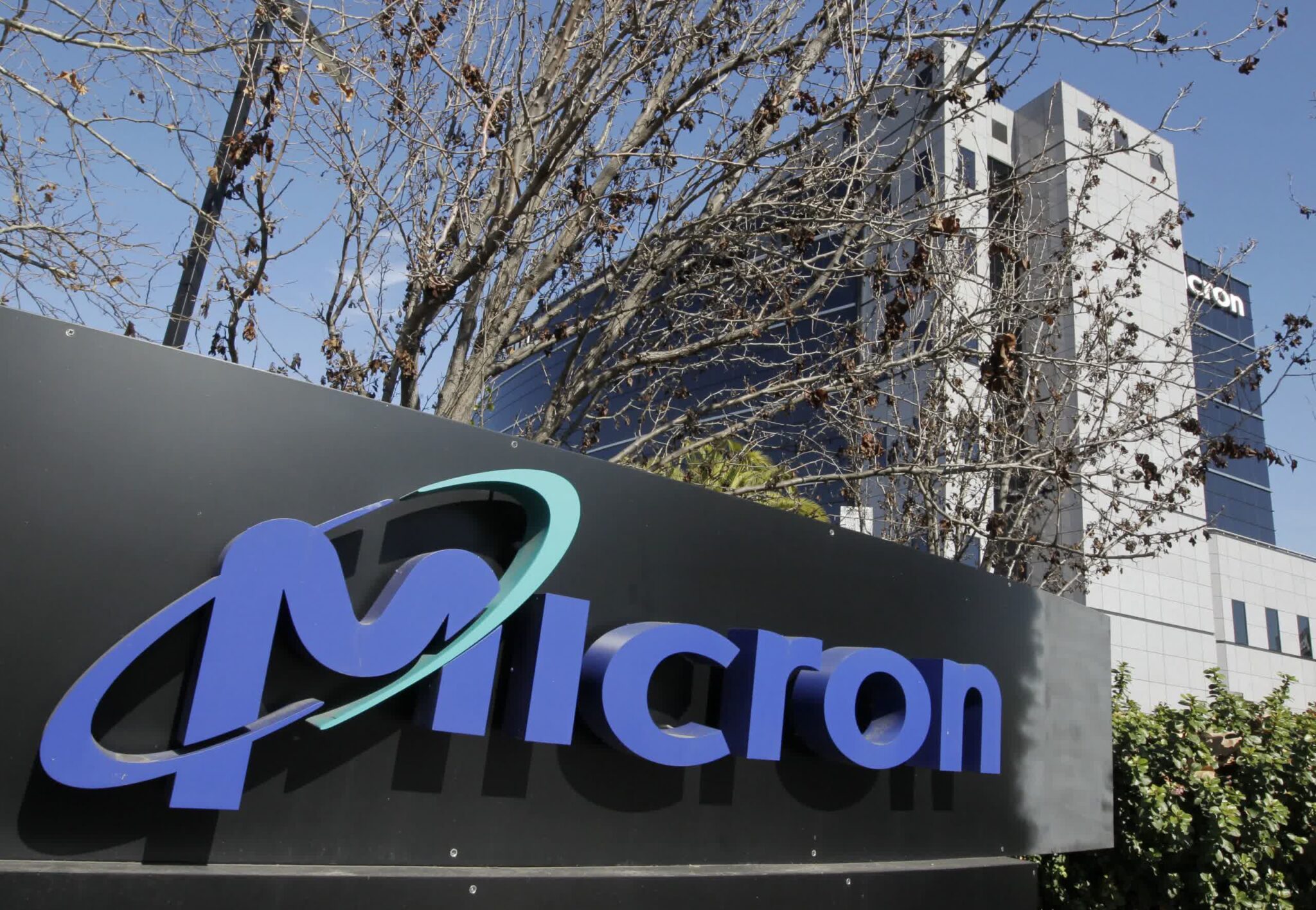Акции Micron Technology падают после очередного понижения рейтинга