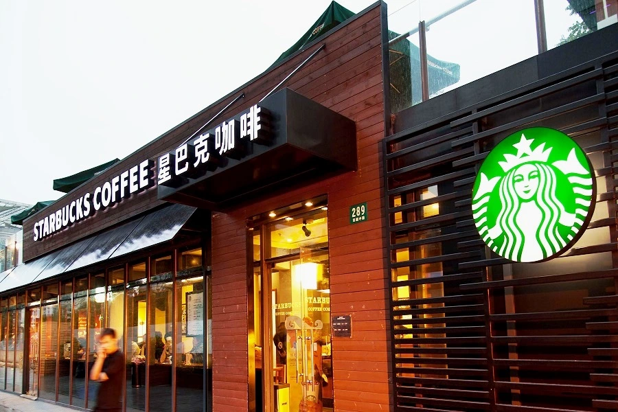 Starbucks и другие американские компании сокращают присутствие в Китае