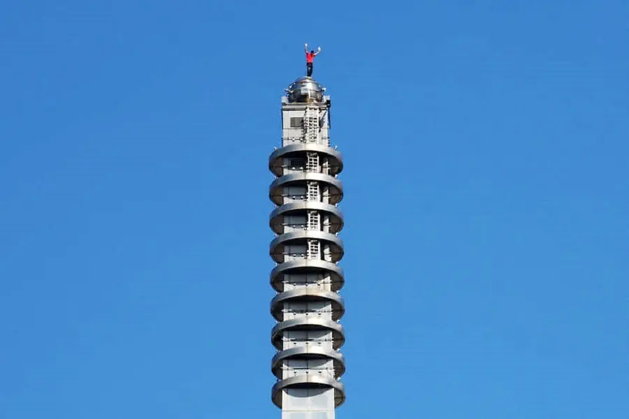 Американский альпинист покорил самое высокое здание Тайваня Taipei 101 без страховки