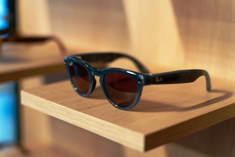 EssilorLuxottica превзошла прогнозы по выручке благодаря успеху умных очков с ИИ, созданных совместно с Meta*