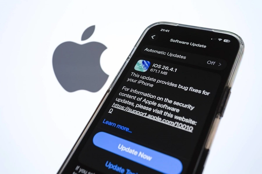 Apple заявляет, что выпустила обновления раньше срока в ответ на опасения по поводу кибербезопасности, связанные с ИИ