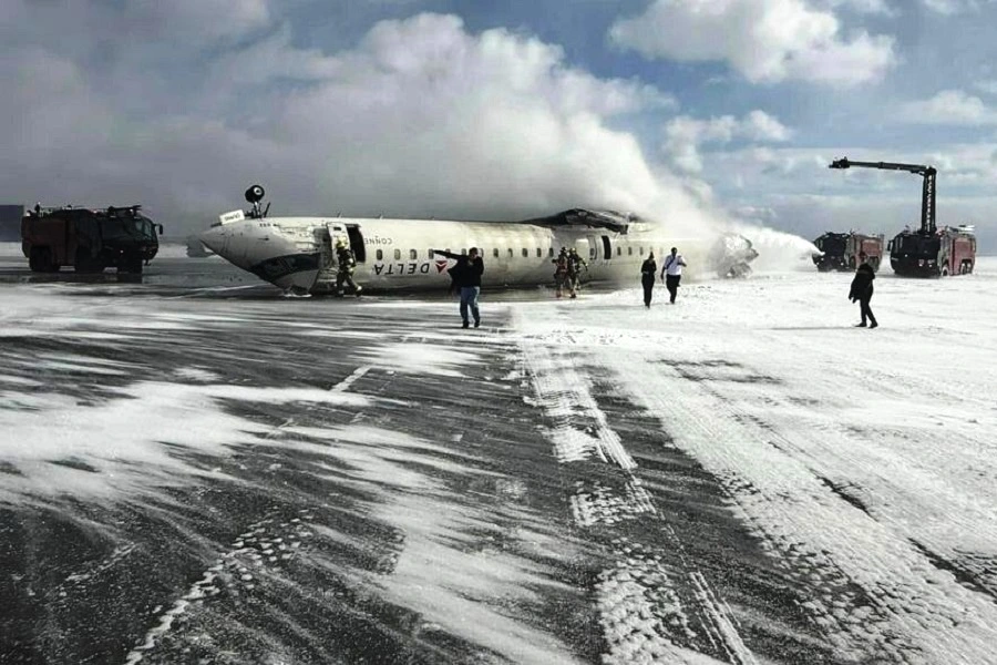 Самолет Delta Air Lines перевернулся при посадке в аэропорту Торонто, 18 человек получили ранения