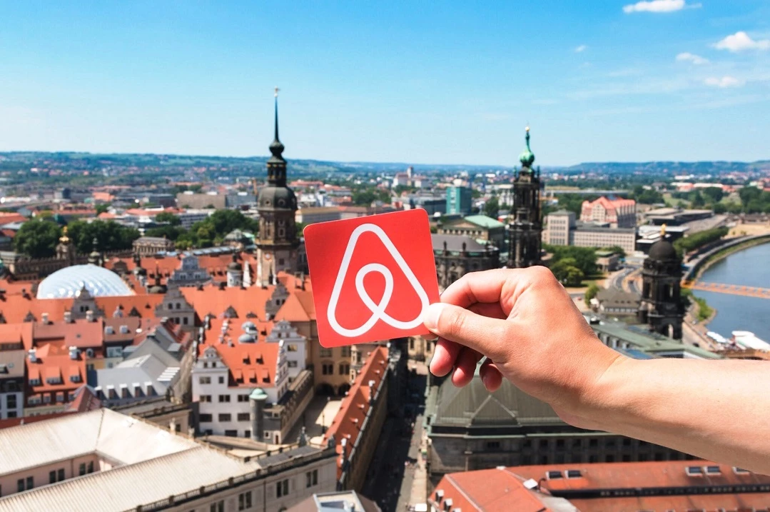 Airbnb достиг 52-недельного минимума на фоне опасений по поводу летних путешествий. Стоит ли покупать акции?