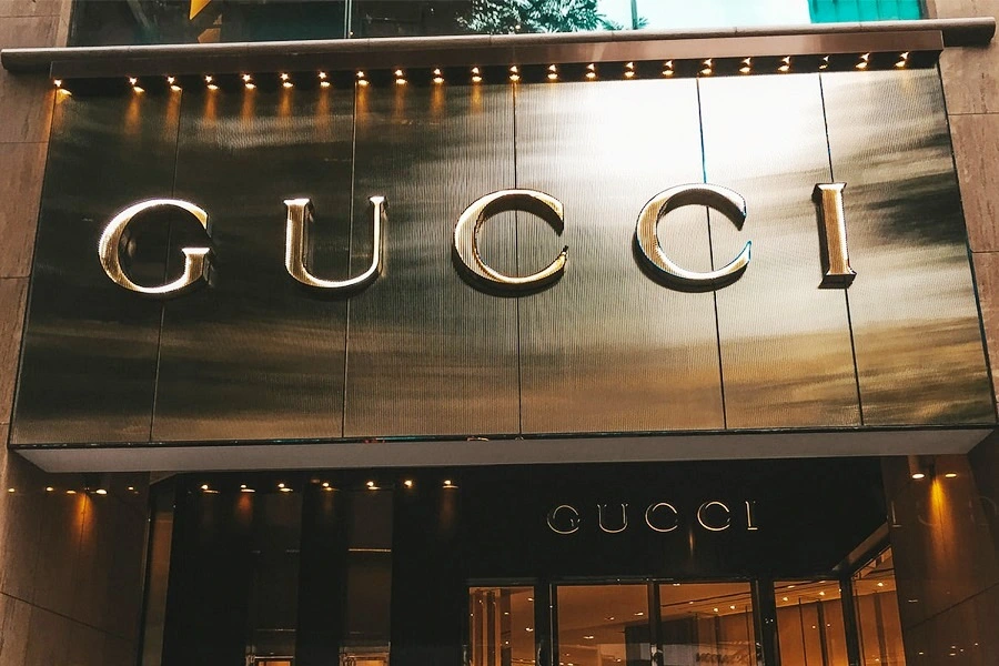 S&P Global понизило кредитный рейтинг владельца Gucci, компании Kering, со «стабильного» до «негативного»