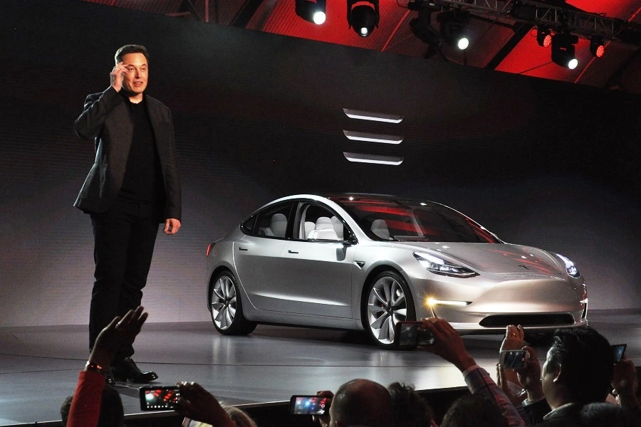 Tesla остаётся заложницей успеха Model 3: отсутствие новых моделей усиливает давление на Маска