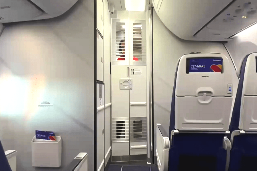 Southwest Airlines впервые установила дополнительный барьер для кабины пилотов на первом пассажирском рейсе