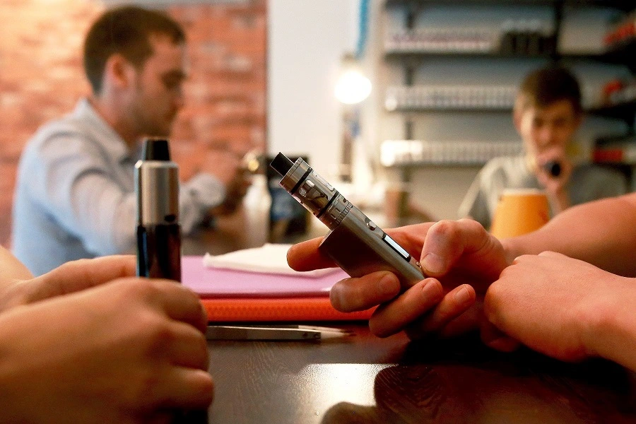 По оценкам ВОЗ, во всём мире электронными сигаретами пользуются не менее 15 миллионов подростков
