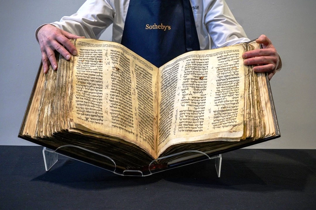 Максимальная оценка 50 миллионов долларов: Sotheby’s выставит на аукцион еврейскую Библию 10-го века, известную как Кодекс Сассуна 