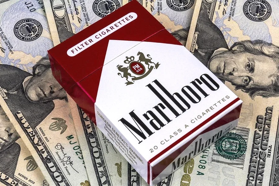 Производитель Marlboro снизил прогноз прибыли, поскольку курильщики переходят на более дешевые бренды