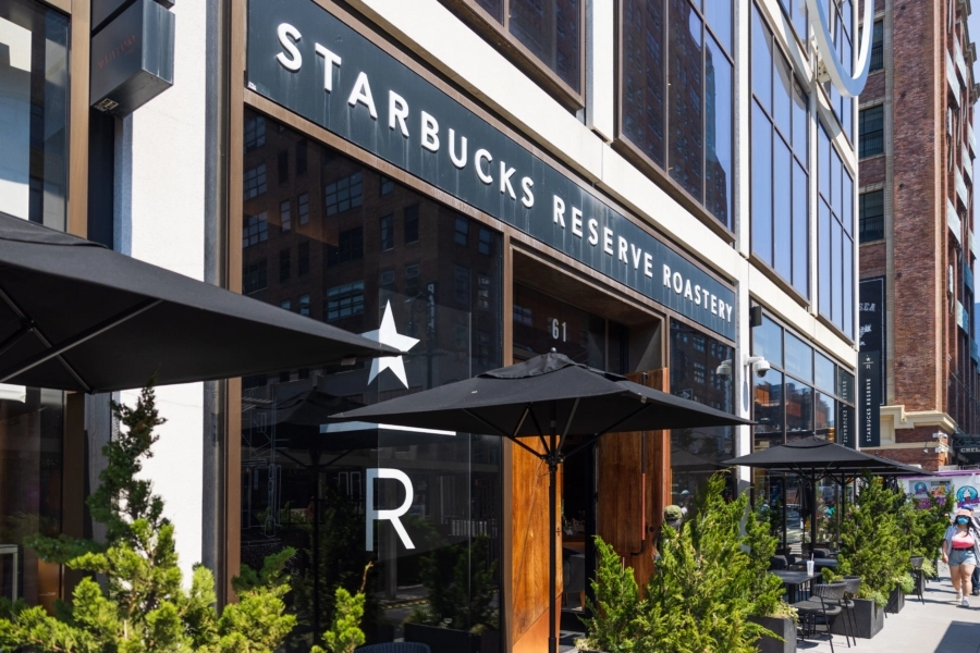Starbucks закрывает магазины, в том числе культовую кофейню в Сиэтле, в рамках реструктуризации, проводимой генеральным директором