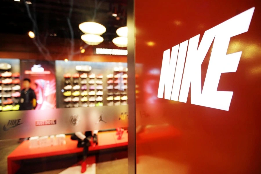Nike прогнозирует неожиданное падение доходов, поскольку конкуренты отнимают долю рынка, а акции падают