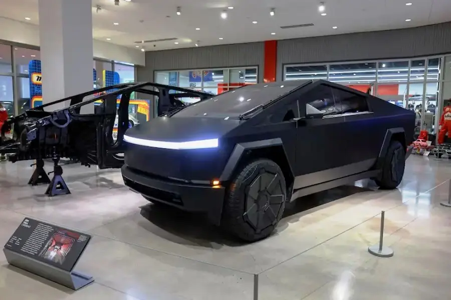 Tesla представила в США более дешевую модель Cybertruck и снизила цену на Cyberbeast