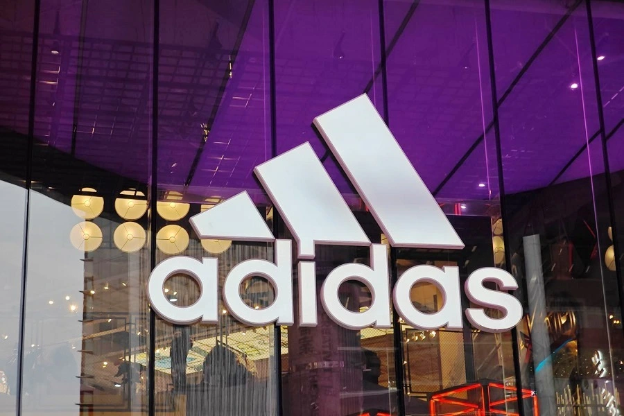 Adidas потеряла 140 млн долларов операционной прибыли из-за пошлин США